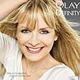 טוויגי. בת 60 בפנים מחוקי קמטים. olay