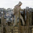 פועל בניין פלסטיני בית אריה התנחלות (צילום: AFP)