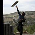 פועל בניין פלסטיני בית אריה התנחלות (צילום: AFP)