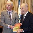הנשיא פרס מקבל את הדו"ח, היום צילום: יוסף אבי יאיר אנגל