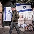 שכונת שייח ג'ראח סכסוך בתים מזרח ירושלים פלסטיני פלסטינים דגל ישראל חייל (צילום: AFP)