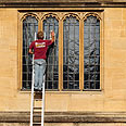 מנקים חלונות בספרייה הבודליאנית צילום: GettyImages image bank