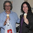 אחרי הסופר פארם נקנה גלידה. סויסה וידידה צילום: ענת מוסברג