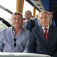 שמעון פרס ונוחי דנקנר ב"אוטובוס המנכ"לים" צילום: משה מילנר, לע"מ