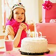 ילדים ילדה עוגה עוגת יום הולדת מסיבה (צילום: Jupiter)