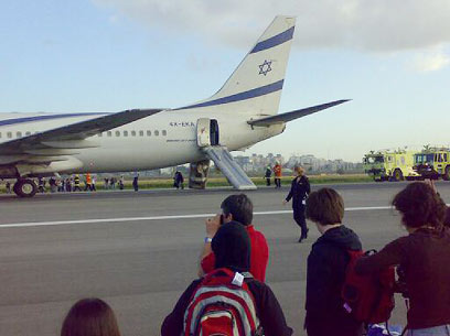 מטוס אל על נחיתה מגלשות חירום טיסה פורטוגל עשן אל-על (צילום: שלומי ספרן)