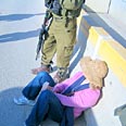 נשות ווטש דפנה בנאי נגררת על ידי חיילים מחסום חווארה (צילום: רות פליישמן)