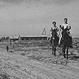 חברי כפר דרום רוכבים על פרדים בדרכם אל שדות היישוב, 1947 חברי כפר דרום רוכבים על פרדים בדרכם אל שדות היישוב, 1947