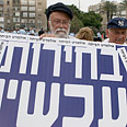 מפגין הערב בכיכר רבין צילום: לירון אלמוג