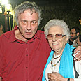 עם אמו רות דיין