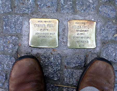 אבני הנגף כפי שהן מופיעות ברחובות ברלין