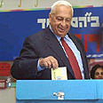 שרון, יו"ר הליכוד ומועמדו לראשות הממשלה, מצביע בבחירות, 2001