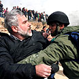 מתנחלים מול חיילים צילום: גיל יוחנן
