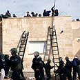 טיפסו לגגות בסולמות צילום: גיל יוחנן