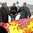 שריפת דגל דנמרק בשטחים צילום: רויטרס