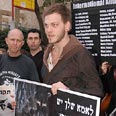 השלב השישי: שידול סלבז. עומר ברנע בהפגנה צילום: רוני ריבר