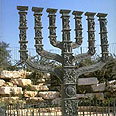 מתנת הפרלמנט הבריטי. פסל המנורה צילום: חנניה הרמן, לע"מ