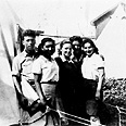 ילדי טהרן הבוגרים ליד אוהליהם בקיבוץ אפיקים
