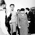 הנרייטה סולד עם המדריך חיים חמיאל, עתלית, 1943 