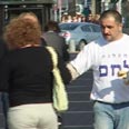 חברי לחם פונים לציבור בקניון צילום: שי רוזנצוויג