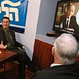 צופים בתשדירים במטה הליכוד צילום: ירון ברנר