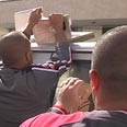 תושבים הסירו שלטים ממכונית חרות צילום: ירון ברנר