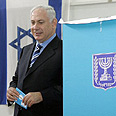 נתניהו מצביע בקלפי בבחירות לכנסת ה-17, 2006 נתניהו מצביע בקלפי בבחירות לכנסת ה-17, 2006