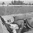 חייל ישראלי משקיף על תעלת סואץ, 1970