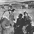 מלחמת העצמאות. קצינים יהודים וערביים משוחחים ביניהם בחזית משטרת לטרון בעת ביצוע חילופי שבויים