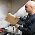 מנפנף. עזרא עובדיה צילום: שי רוזנצוויג
