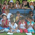 ילדי נווה שלום מנגנים בגינת היישוב לקראת נטיעת עץ השלום צילום: אור ברנע