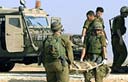 חיילים מפנים פצועים בתקרית. צילום: איי.פי.