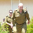 קצינים מגיעים לבית החייל החטוף צילום: אביהו שפירא