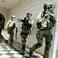 מעצר בכירי פעילי אנשי חמאס מבצע צה"ל רמאללה חיילים (צילום: איי אף פי)