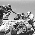 הרב שלמה גורן מבקר את הכוחות הישראלים במלחמת יום הכיפורים, 1973