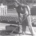 עובד בניין עברי (ארכיון) צילום: קלוגר זולטן, לע"מ