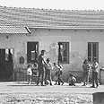 ילדים משחקים בחצר אחד הבתים במושב אביבים, 1970