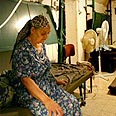 קשישה במקלט בקריית שמונה צילום: רויטרס