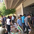 אורזים חבילות מזון. תלמידי ישיבת ההסדר בקריית-שמונה 