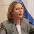 מזמזה את הזמן". לבני צילום: דודי ועקנין