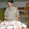 מחלקים מזון בכרמיאל צילום: אחיה ראב"ד