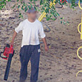 עובד עירייה עם מפוח עלים. ארכיון צילום: לירון מילשטיין