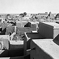 גגות הבתים בטימבוקטו, בסמוך לנהר הניג'ר. 1950
