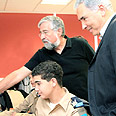 מצנע בחנוכת חדר מחשבים צילום: סיון פרג'