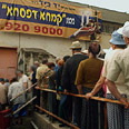 חלוקת מזון לנזקקים (ארכיון) צילום: ישראל ברדוגו