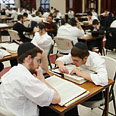 צעירים חרדים. 2% מהרשת צילום: ישראל ברדוגו