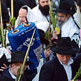 מתפללים אוחזים בארבעת המינים בתפילת הושענא רבה