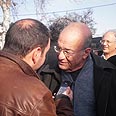 ביקור הזדהות. יוסי שריד בהפגנה 