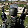 כוחות הביטחון בכפר צילום: רויטרס