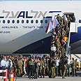המשלחת יורדת מהמטוס צילום: ירון ברנר